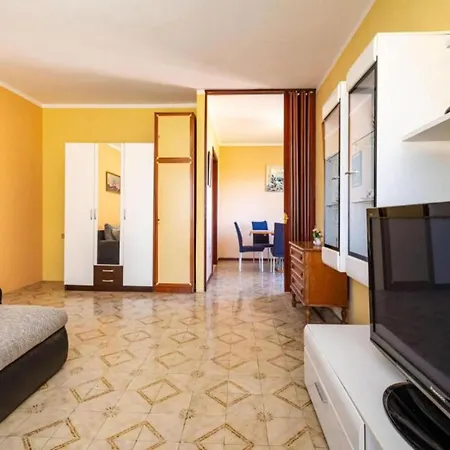 Apartment Two Bedroom With Terrace *