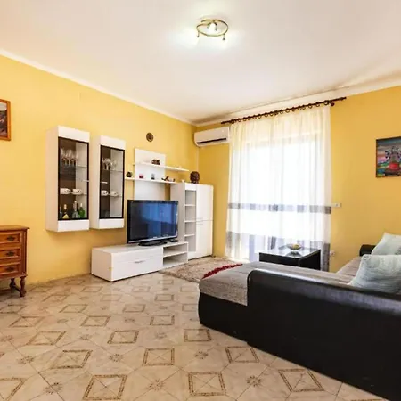 Apartman Two Bedroom With Terrace Ugljan
